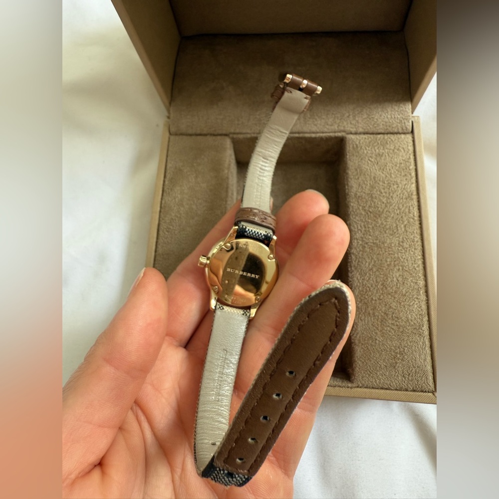 Burberry Gold and Brown Watch with Iconic Design - Picture 2 of 5